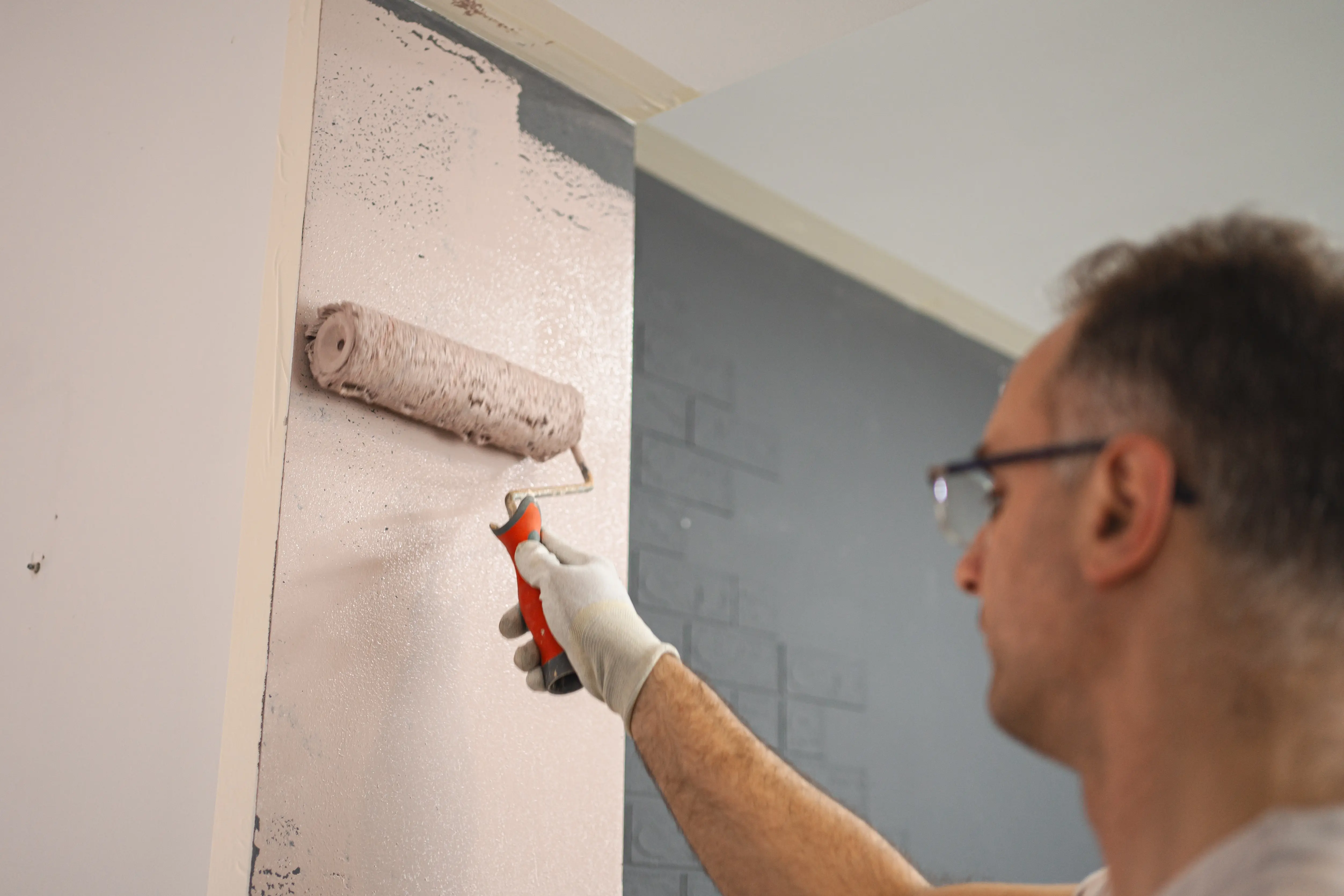 Wand wird mit Lehmputz gestrichen