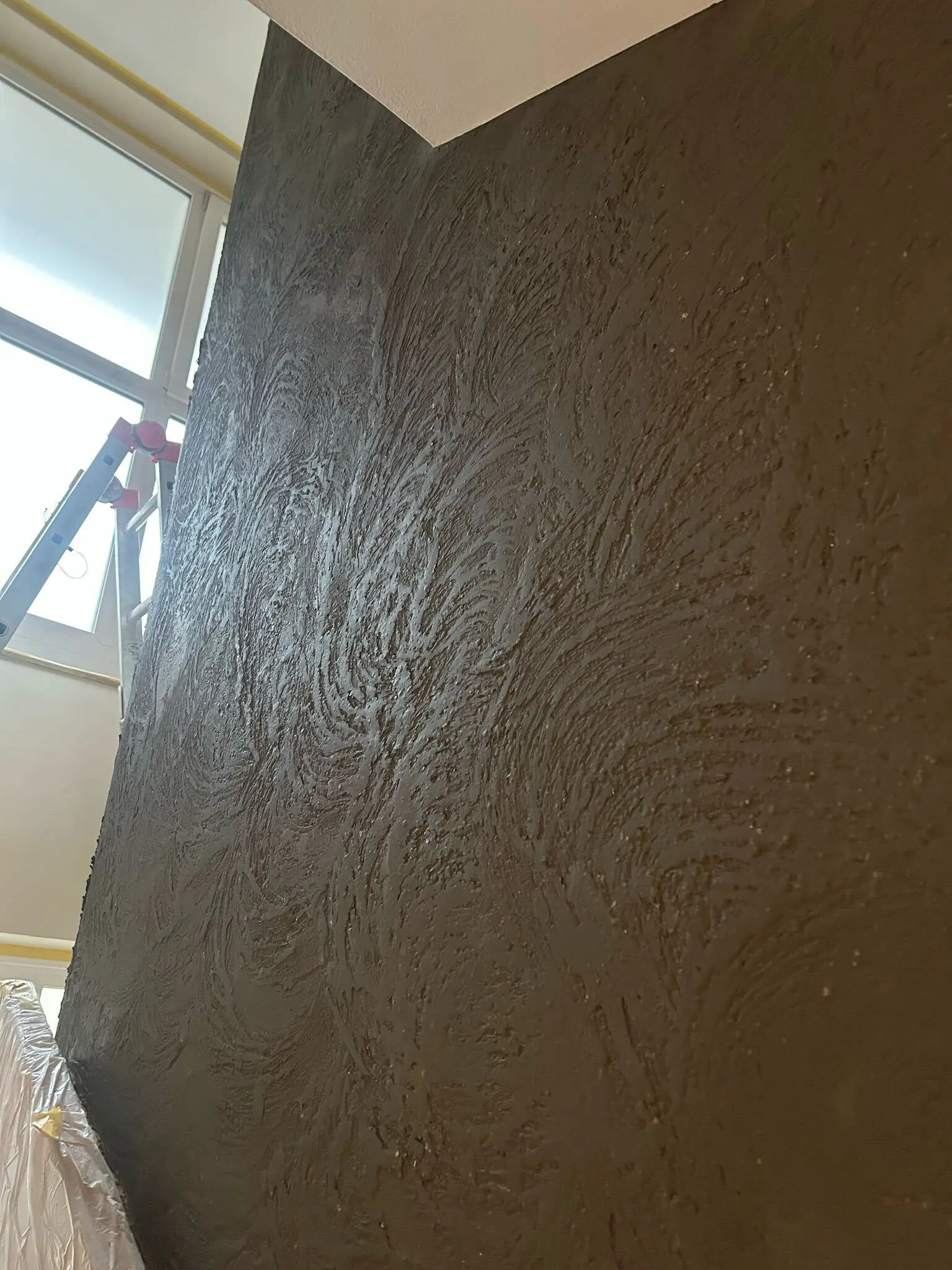 Spachtelarbeiten an einer Wand